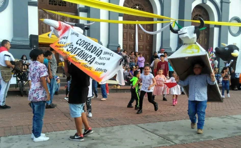 Niños, jóvenes y adultos llevaron las vacas locas durante el paseíllo, en la fiesta a la Virgen de la Candelaria. Al final, se realizó la corraleja de niños, en la plazoleta de Banderas. Niños, jóvenes y adultos llevaron las vacas locas durante el paseíllo, en la fiesta a la Virgen de la Candelaria. Al final, se realizó la corraleja de niños, en la plazoleta de Banderas.