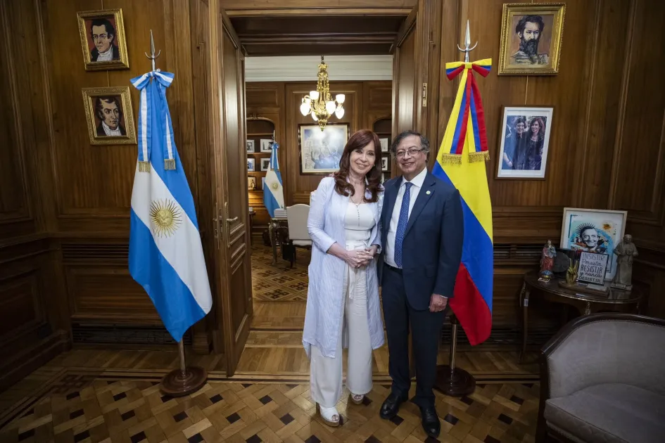 Cristina Fernández acompañada de Gustavo Petro. Cristina Fernández acompañada de Gustavo Petro.