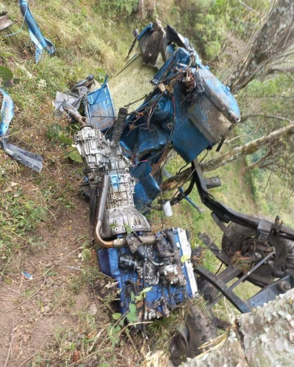 Estado del vehículo tras rodar por la ladera en la vereda Rioarriba de Aguadas. Estado del vehículo tras rodar por la ladera en la vereda Rioarriba de Aguadas.