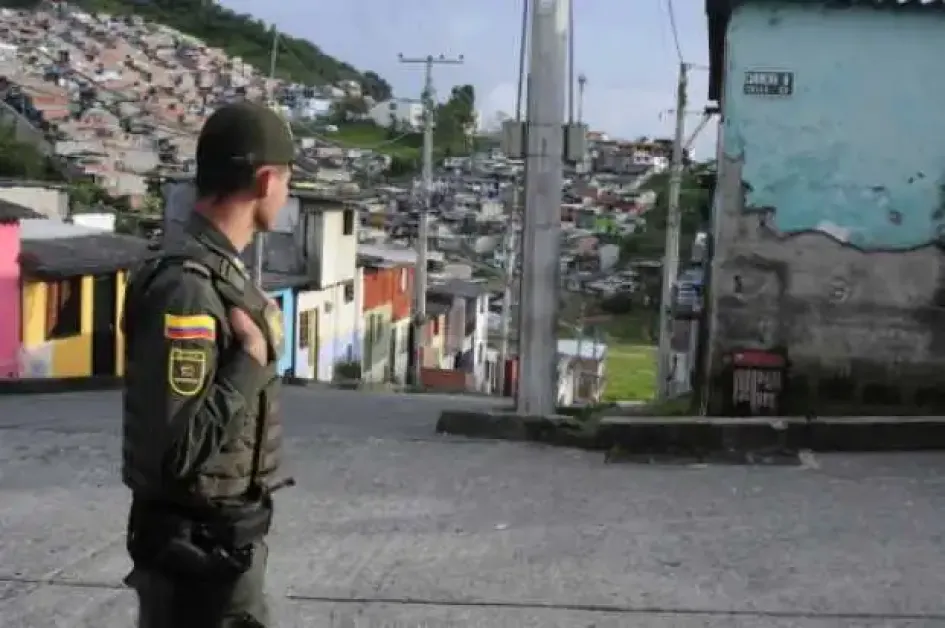 Barrio Solferino Policía en una esquina del barrio Solferino de Manizales