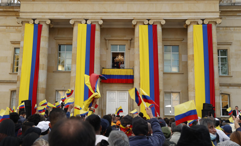 Se dirigió desde un balcón de la Casa de Nariño adornada con la bandera nacional a una multitud congregada en la Plaza de Armas. Se dirigió desde un balcón de la Casa de Nariño adornada con la bandera nacional a una multitud congregada en la Plaza de Armas.