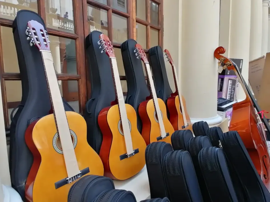 Entregan instrumentos musicales a 21 colegios de Caldas