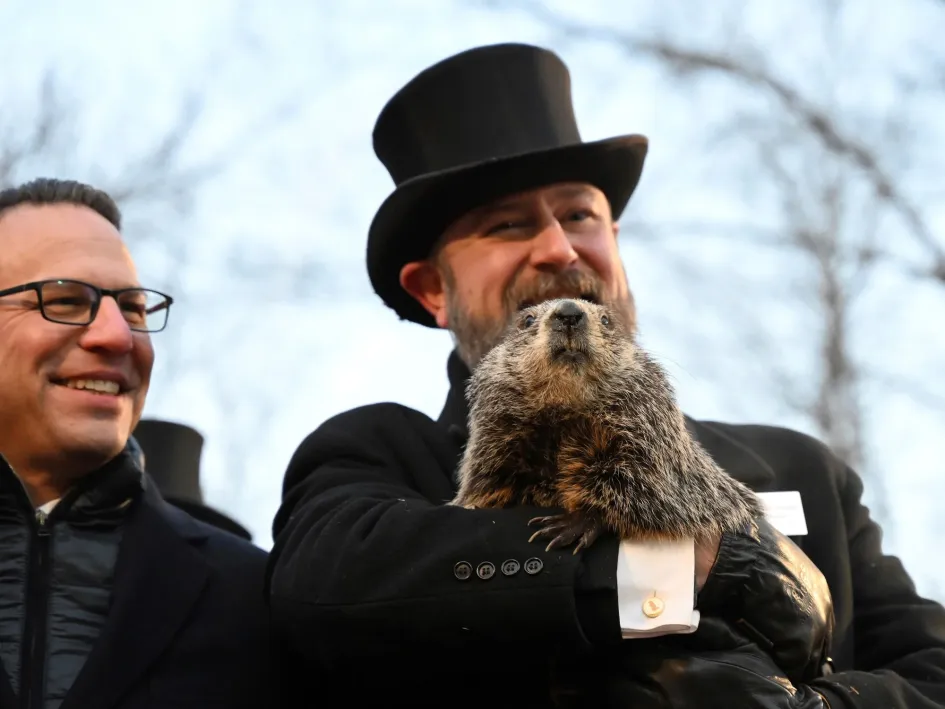 Phil, la famosa marmota de Punxsutawney, en Pensilvania, &quot;pronosticó&quot; este jueves lo que sucederá con el clima en Estados Unidos.