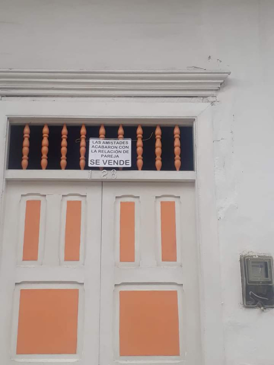Según el aviso en el portón de una casa en Pácora, esta se vende "por culpa de las amistades". Según el aviso en el portón de una casa en Pácora, esta se vende "por culpa de las amistades".