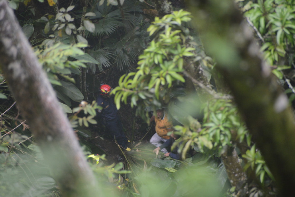 El sitio en donde rodó el vehículo es de difícil acceso, lo que dificultó las labores de recuperación de los cuerpos.