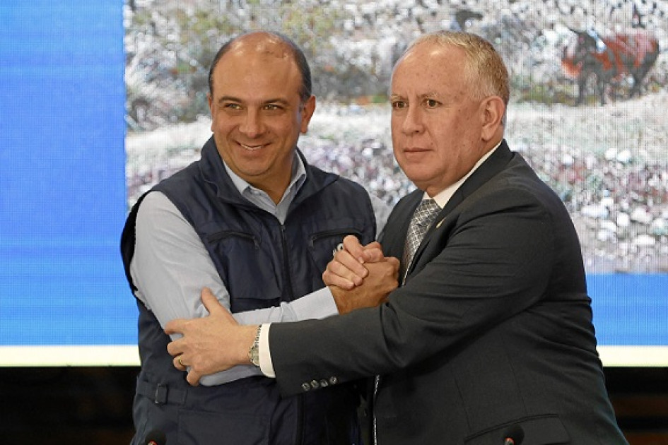 El defensor del Pueblo de Colombia, Carlos Camargo, saluda a su homólogo de Ecuador, César Marcel Córdova, con quien se reunió en Bogotá. El defensor del Pueblo de Colombia, Carlos Camargo, saluda a su homólogo de Ecuador, César Marcel Córdova, con quien se reunió en Bogotá.