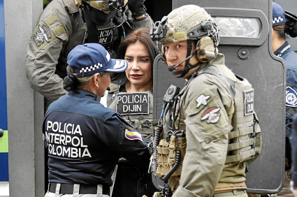 La exsenadora Aída Merlano llegó escoltada a las instalaciones de la Dirección de Investigación Criminal e Interpol luego de su arribo a Bogotá procedente de Caracas. La exsenadora Aída Merlano llegó escoltada a las instalaciones de la Dirección de Investigación Criminal e Interpol luego de su arribo a Bogotá procedente de Caracas.