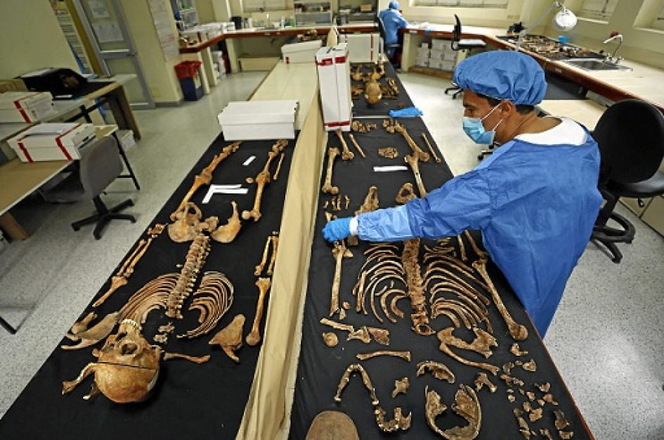 Los forenses tienen la tarea de armar los esqueletos de las víctimas.