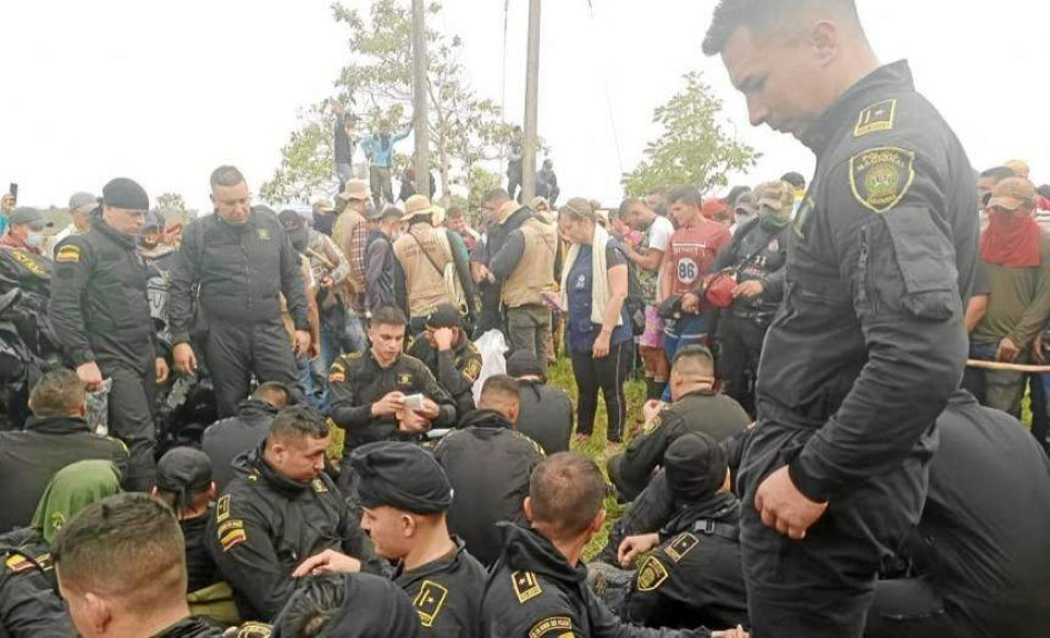 Foto | Tomada de El Heraldo | LA PATRIA Imagen de la retención de los policías.