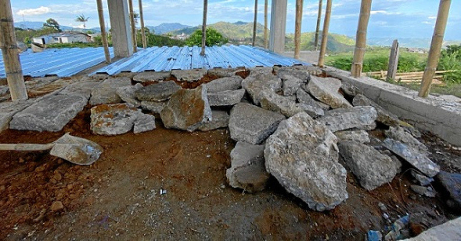 Así se inició la construcción de las bases del suelo con los escombros.