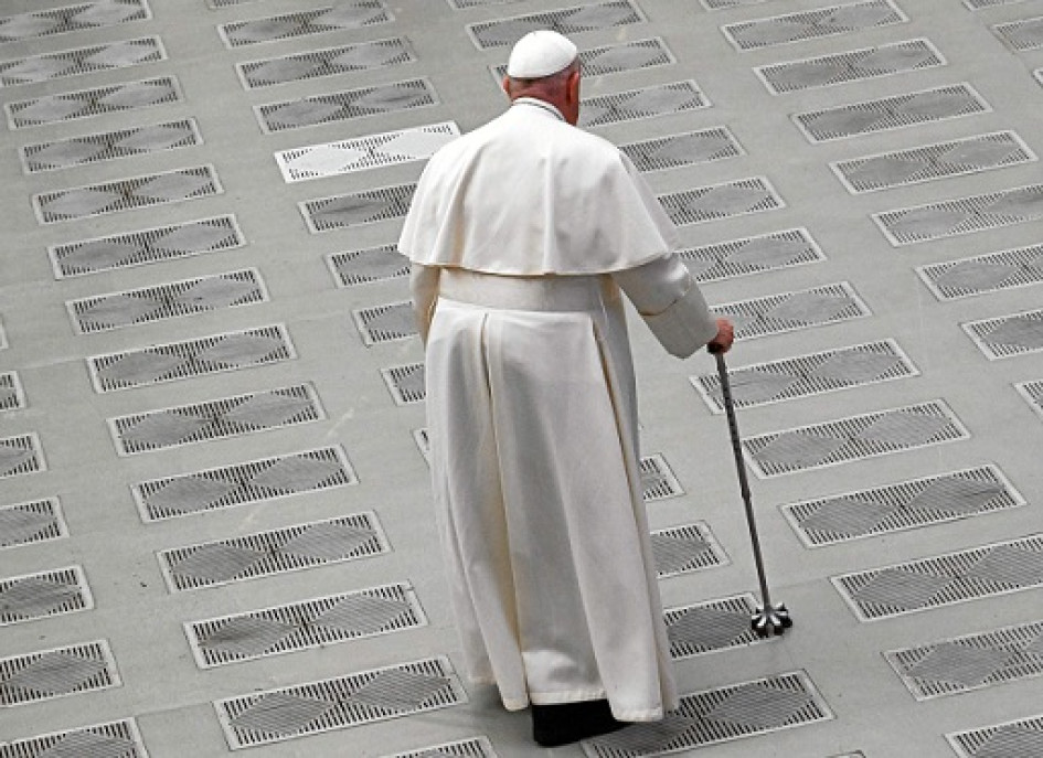 El papa Francisco es hospitalizado antes de la Semana Santa que comienza el domingo.