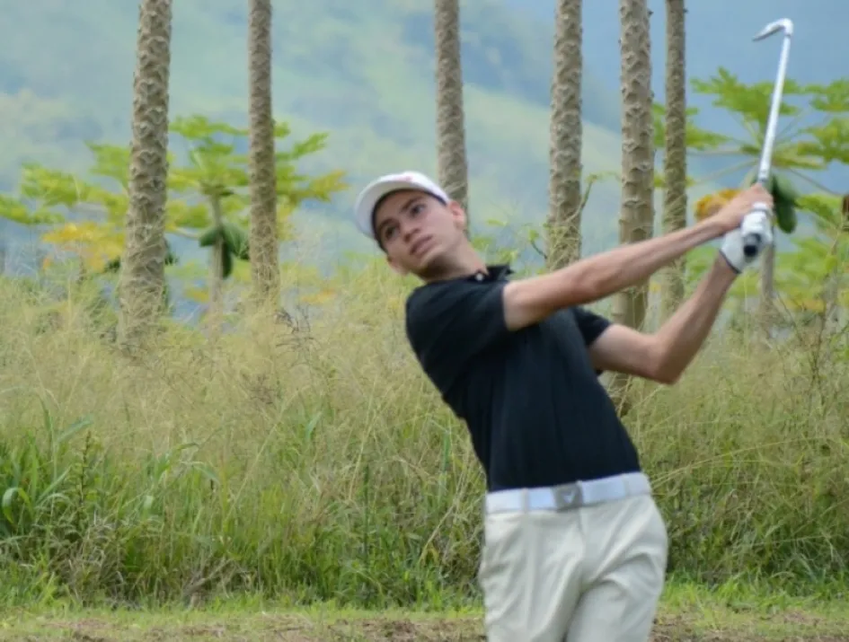 Camilo Marín, del club Campestre, de Cali, es el líder en la máxima categoría del 72 Torneo de Golf Ciudad de Manizales. Golf Caldense