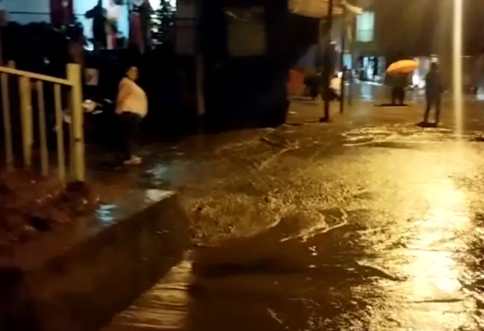 Así se vieron las calles de Gallinazo con el desbordamiento de la quebrada El Carmelo. Así se vieron las calles de Gallinazo con el desbordamiento de la quebrada El Carmelo.