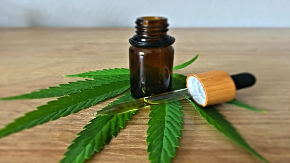 Mejores-productos-de-CBD-en-Colombia Gotero con aceite de CBD sobre una hoja de marihuana