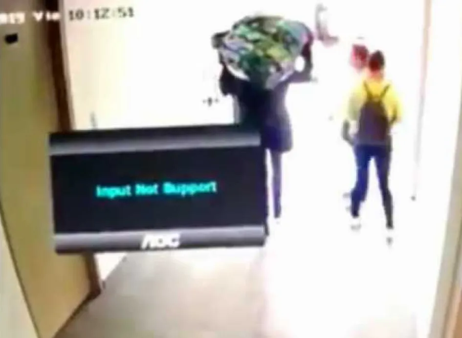 Imagen registrada en las cámaras del edificio. Imagen registrada en las cámaras del edificio.