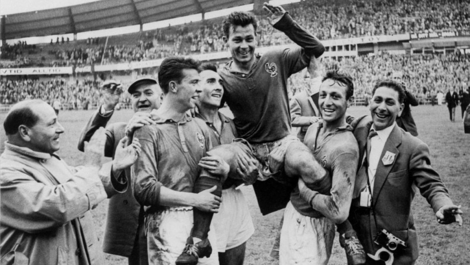 Los jugadores de la selección francesa alzan en hombros a su compañero Just Fontaine tras anotar cuatro goles en el partido por el tercer puesto del mundial de Suecia 1958. Los jugadores de la selección francesa alzan en hombros a su compañero Just Fontaine tras anotar cuatro goles en el partido por el tercer puesto del mundial de Suecia 1958.