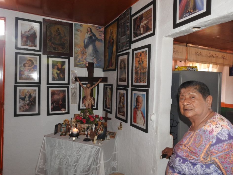 Elsy Pamplona y el altar en su casa. Elsy y el altar en su casa.