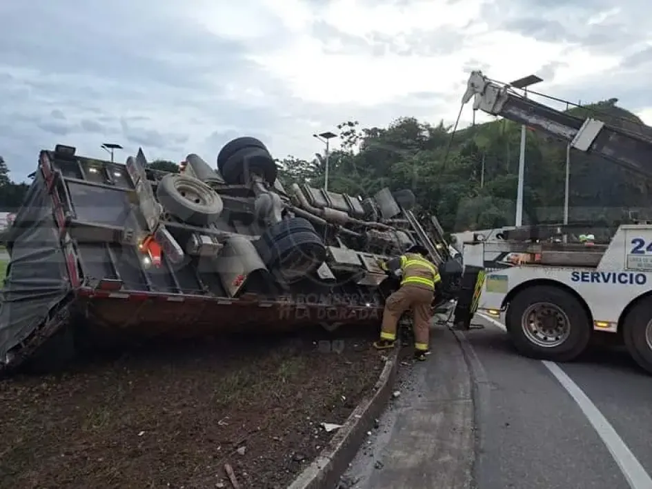 Rescatan a persona atrapada en volcamiento de un camión en la vía Purnio-La Dorada