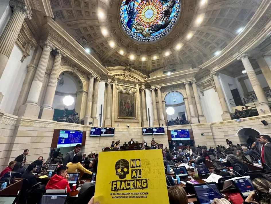 El Senado aprobó anoche la prohibición del fracking en segundo debate, por lo que ahora deberá pasar a la Cámara de Representantes. El Senado aprobó anoche la prohibición del fracking en segundo debate, por lo que ahora deberá pasar a la Cámara de Representantes.