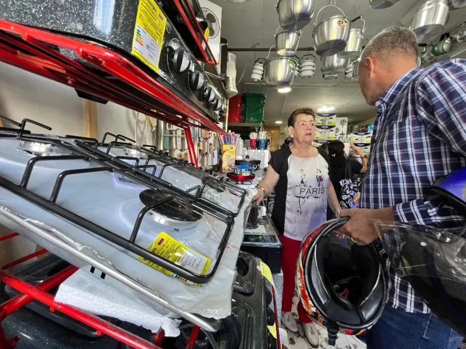 Varias filas se registraron ayer en algunos almacenes del centro de la ciudad, ante la búsqueda de sustitutos del gas natural. Varias filas se registraron ayer en algunos almacenes del centro de la ciudad, ante la búsqueda de sustitutos del gas natural.