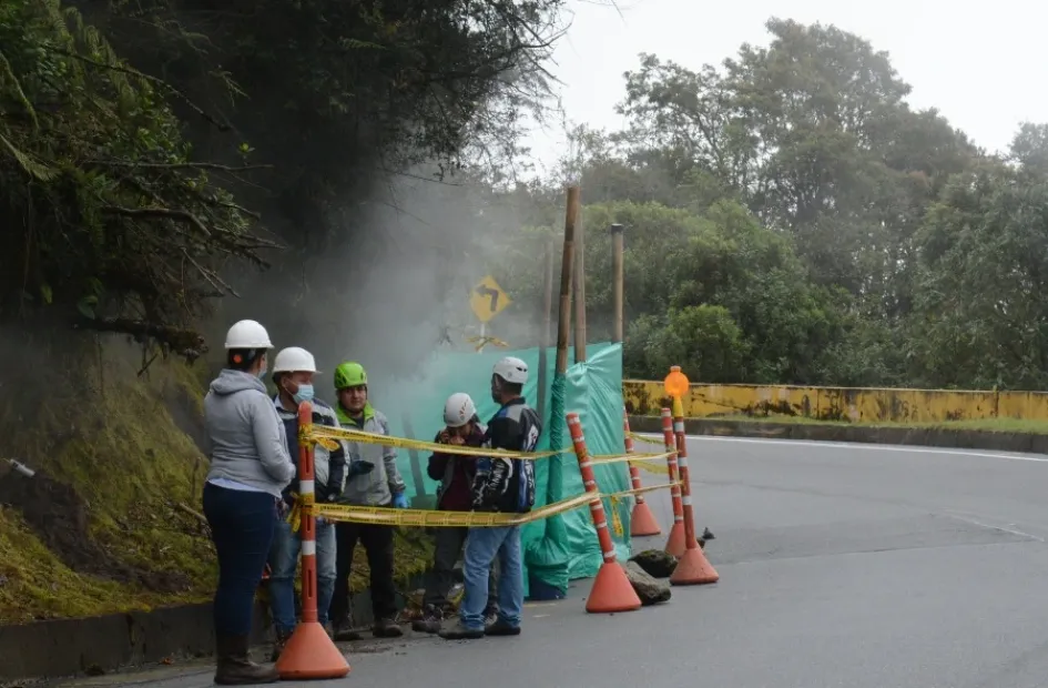 El lunes habían funcionarios de las distintas entidades en el sitio de la emanación de gases en Cerro Bravo.  El lunes habían funcionarios de las distintas entidades en el sitio de la emanación de gases en Cerro Bravo.