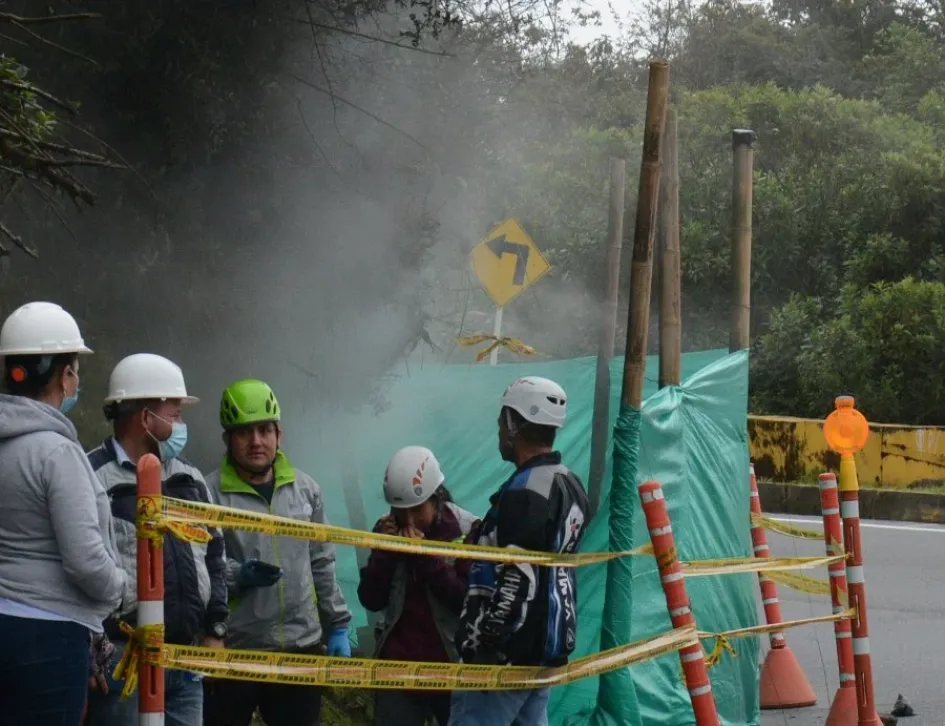 Zona de salida de gases en ladera de Cerro Bravo, en la vía Manizales-Bogotá. Foto del 15 de mayo. Zona de salida de gases en ladera de Cerro Bravo, en la vía Manizales-Bogotá. Foto del 15 de mayo.