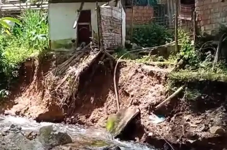 Esta es la quebrada Granisales que tiene afectadas cinco casas en Chinchiná (Caldas). Esta es la quebrada Granisales que tiene afectadas cinco casas en Chinchiná (Caldas).