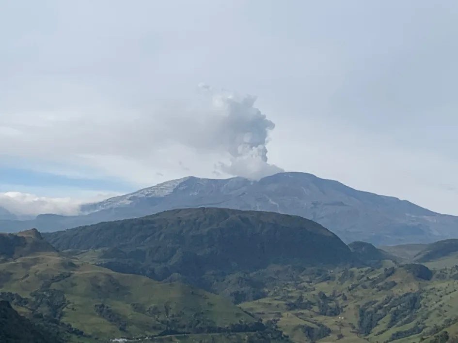 Postal del volcán Nevado del Ruiz, visto desde el Alto de Letras, a las 7:00 de la mañana de este viernes. Postal del volcán Nevado del Ruiz, visto desde el Alto de Letras, a las 7:00 de la mañana de este viernes.