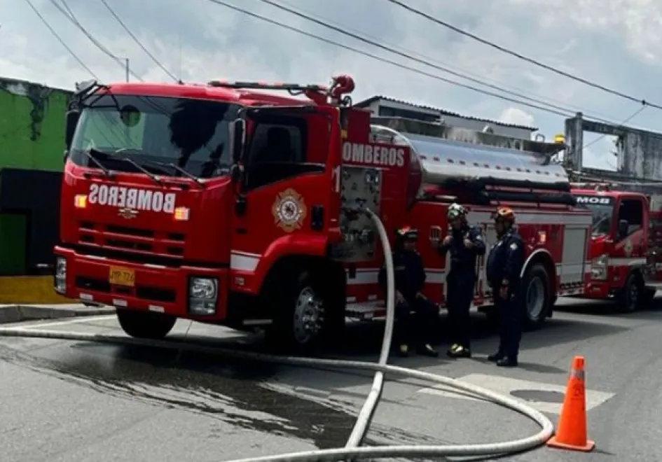 Vehículo extintor del Cuerpo Oficial de Bomberos de Manizales. Vehículo extintor del Cuerpo Oficial de Bomberos de Manizales.