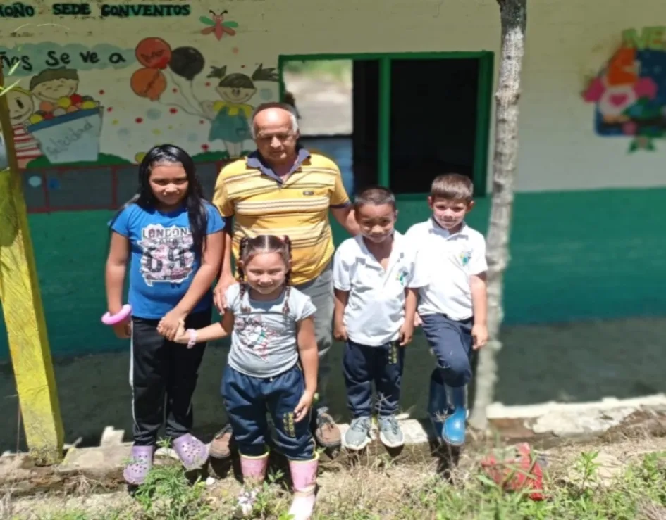 Lian, Antonia, Nikol y Emmanuel, de nuevo reciben clases en su escuela de la vereda Conventos (Belalcázar).