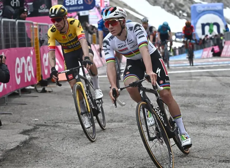 El esloveno Primoz Roglic (i) del equipo Jumbo Visma y el belga Remco Evenepoel del equipo Soudal Quick-Step en acción durante la séptima etapa de la carrera ciclista Giro de Italia 2023, de 218 km desde Capua hasta Gran Sasso, Italia. El esloveno Primoz Roglic (i) del equipo Jumbo Visma y el belga Remco Evenepoel del equipo Soudal Quick-Step en acción durante la séptima etapa de la carrera ciclista Giro de Italia 2023, de 218 km desde Capua hasta Gran Sasso, Italia.