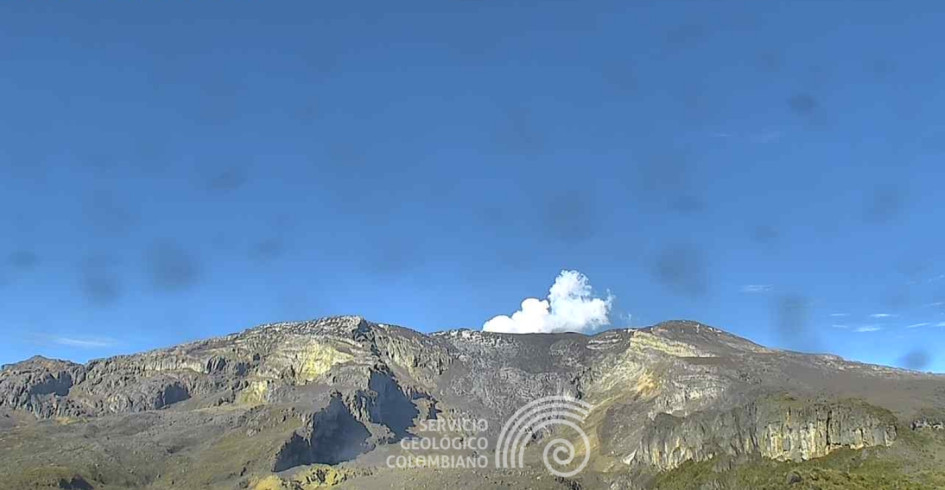 Así lucía en la mañana de este jueves el volcán Nevado del Ruiz desde el cañón del río Azufrado y el cerro Piraña. Se aprecia que el lente de la cámara del Servicio Geológico Colombiano está manchado por la ceniza volcánica. Así lucía en la mañana de este jueves el volcán Nevado del Ruiz desde el cañón del río Azufrado y el cerro Piraña. Se aprecia que el lente de la cámara del Servicio Geológico Colombiano está manchado por la ceniza volcánica.