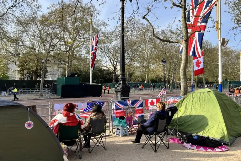 Ciudadanos británicos y turistas acampan desde principios de semana para tener el mejor lugar para ver la caravana del rey. Ciudadanos británicos y turistas acampan desde principios de semana para tener el mejor lugar para ver la caravana del rey.