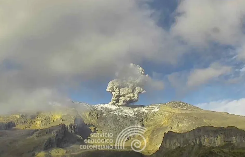Emisión de ceniza del volcán Nevado del Ruiz Emisión de ceniza del volcán Nevado del Ruiz registrada esta mañana a las 7:47 a.m. La columna alcanzó en dispersión 3000 m.