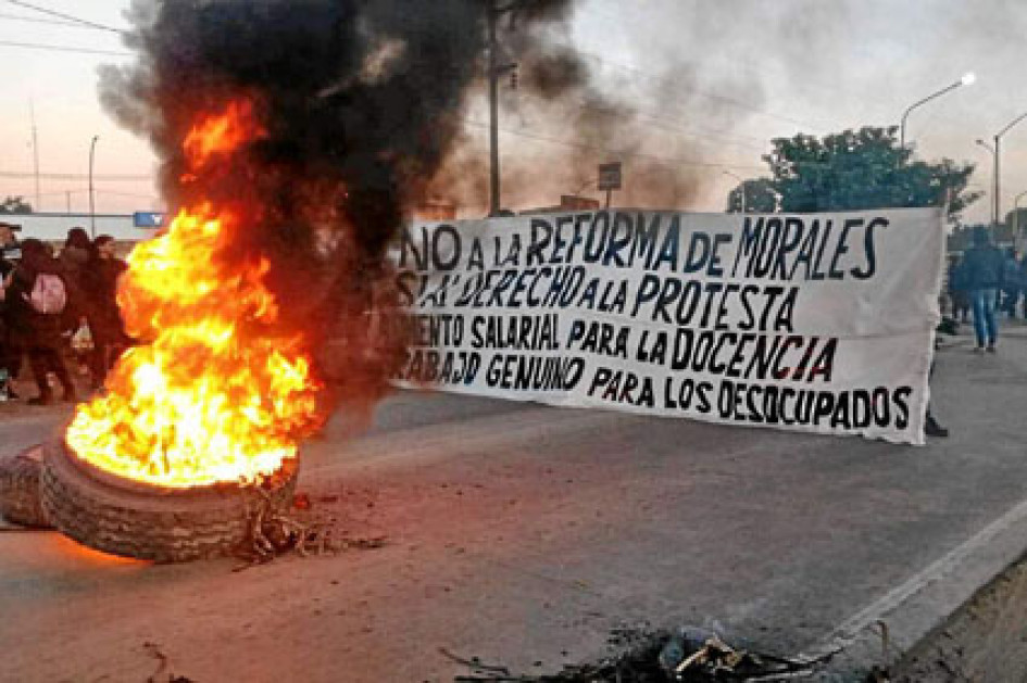 La comunidad indígena de la provincia de Jujuy protesta contra la reforma a la Constitución. La comunidad indígena de la provincia de Jujuy protesta contra la reforma a la Constitución.