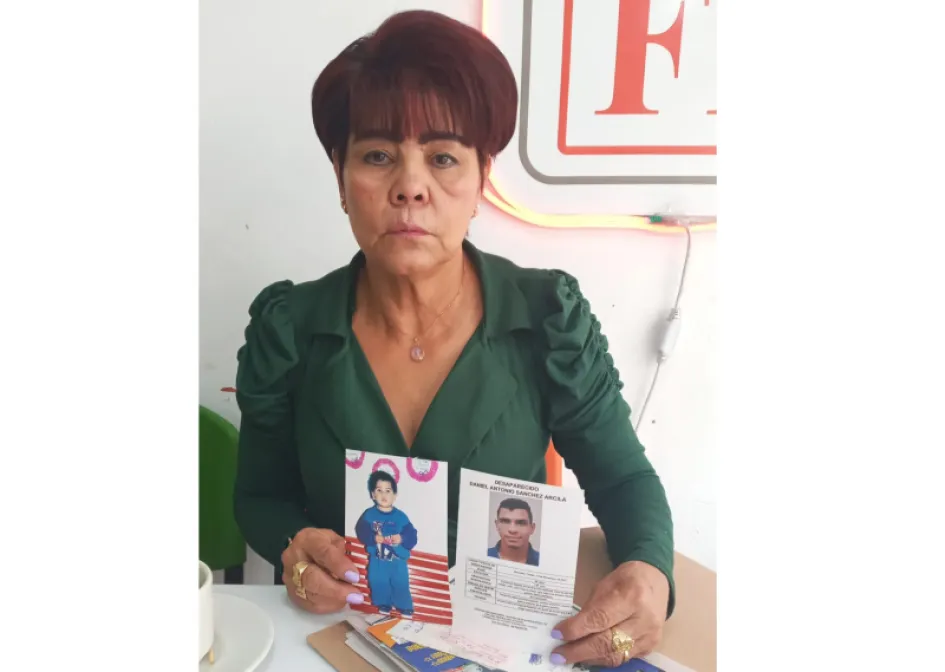 María Goretti Arcila Velásquez anda con la documentación que acredita todo lo que ha hecho para encontrar a su hijo. El hoy desaparecido, el día de la adopción, se llamaba Oswaldo Soto Franco. Ahora su nombre es Daniel Antonio Sánchez Ardila, de 28 años. María Goretti Arcila Velásquez anda con la documentación que acredita todo lo que ha hecho para encontrar a su hijo. El hoy desaparecido, el día de la adopción, se llamaba Oswaldo Soto Franco. Ahora su nombre es Daniel Antonio Sánchez Ardila, de 28 años.