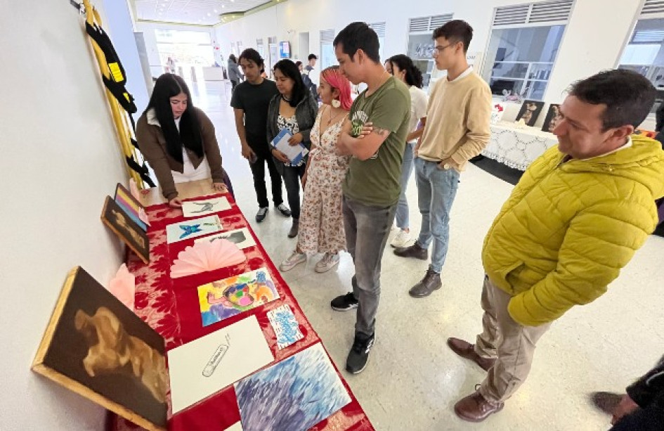 Los artistas recibieron a los visitantes el 26 de mayo para resolver sus inquietudes. Los artistas recibieron a los visitantes el 26 de mayo para resolver sus inquietudes.Los artistas recibieron a los visitantes el 26 de mayo para resolver sus inquietudes.