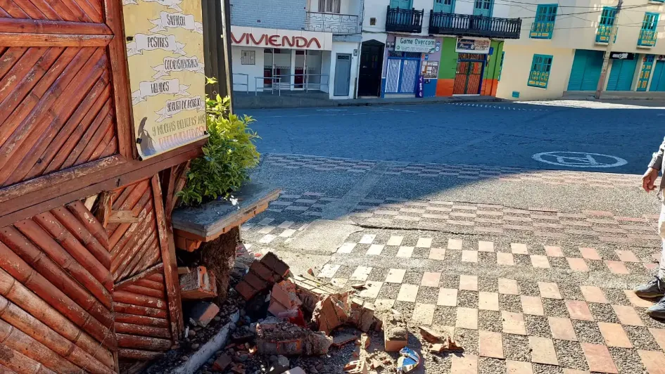 La caseta y, al fondo, la casa (puerta negra) afectadas en Pácora. La caseta y, al fondo, la casa (puerta negra) afectadas en Pácora.