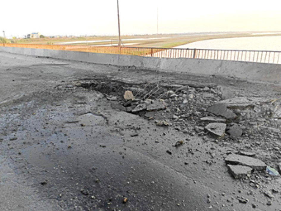 Un impacto de misiles en el puente ucraniano de Chongar, que une Crimea con Jersón, el jueves. Un impacto de misiles en el puente ucraniano de Chongar, que une Crimea con Jersón, el jueves.