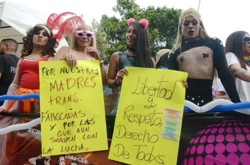 Los carteles también fueron un medio de expresión durante la Marcha del Orgullo. Los carteles también fueron un medio de expresión durante la Marcha del Orgullo.