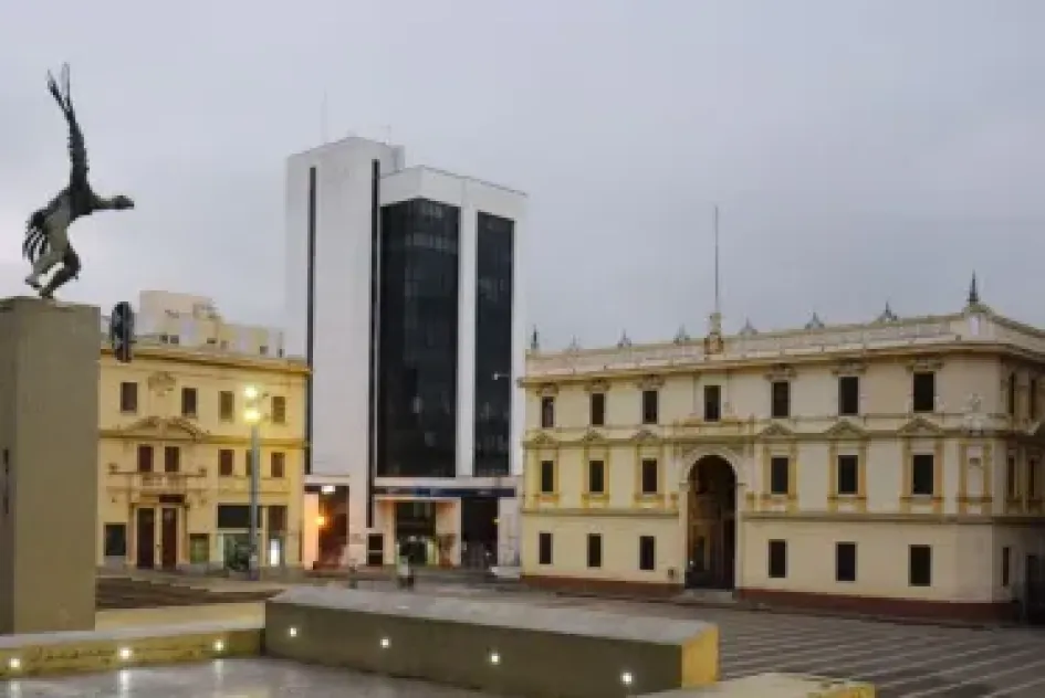 La Contraloría departamental está ubicada en el edificio de la Gobernación de Caldas. La Contraloría departamental está ubicada en el edificio de la Gobernación de Caldas.