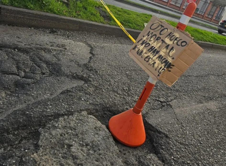 Este mensaje lo pusieron ayer habitantes de la Avenida Santander, cerca del Batallón Ayacucho, para protestar por los daños en la vía. Aguas de Manizales intervendrá hoy el lugar. Este mensaje lo pusieron ayer habitantes de la Avenida Santander, cerca del Batallón Ayacucho, para protestar por los daños en la vía. Aguas de Manizales intervendrá hoy el lugar.