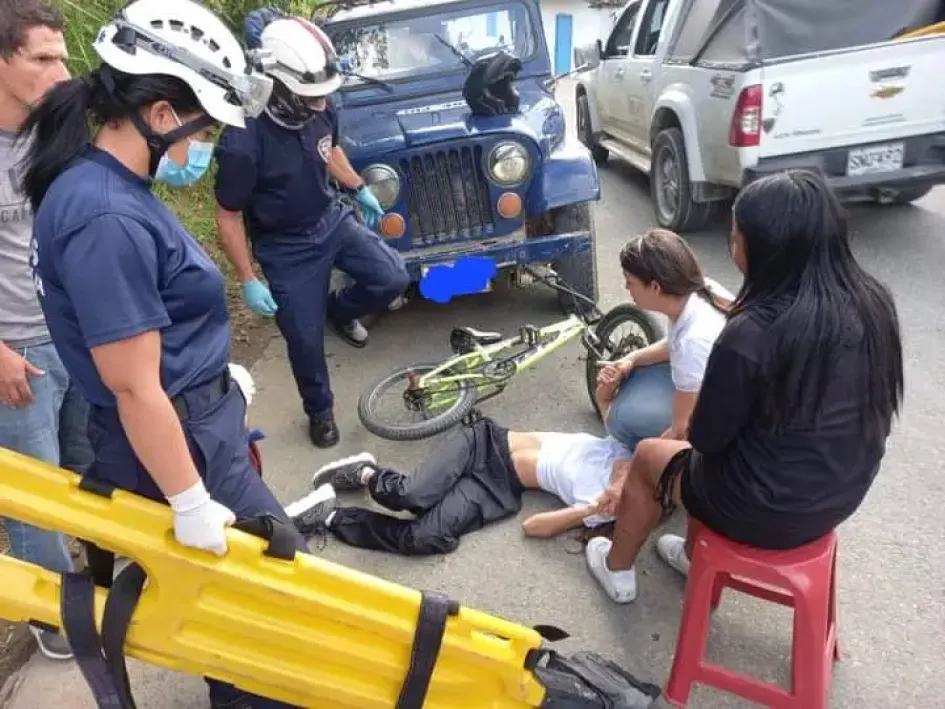 Dos lesionados en choque de una bicicleta y un campero en la vía Salamina - La Merced Dos lesionados en choque de una bicicleta y un campero en la vía Salamina - La Merced