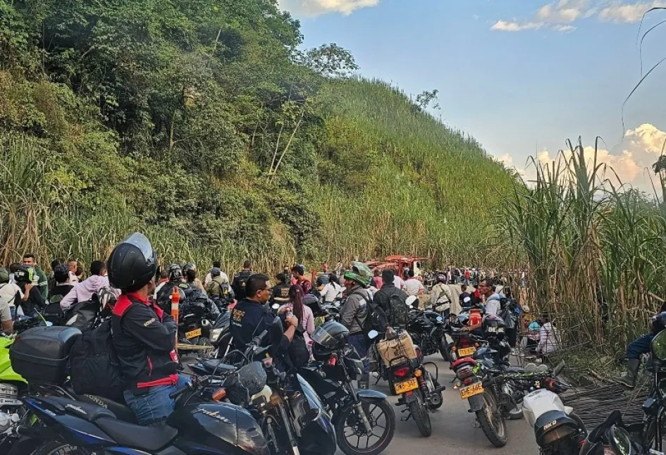 Esta fila de motos se observó este lunes debido al cierre de la vía Supía-El Palo. Esta fila de motos se observó este lunes debido al cierre de la vía Supía-El Palo.