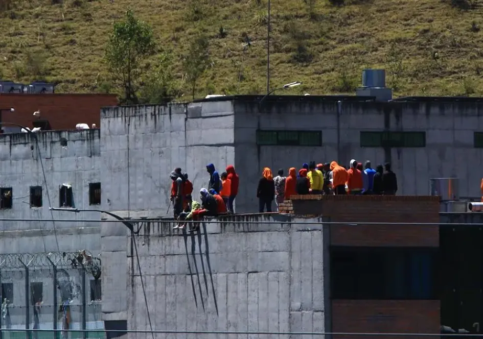 Presos se toman los techos de la cárcel "El Turi", en la ciudad de Cuenca (Ecuador). Presos se toman los techos de la cárcel "El Turi", en la ciudad de Cuenca (Ecuador).