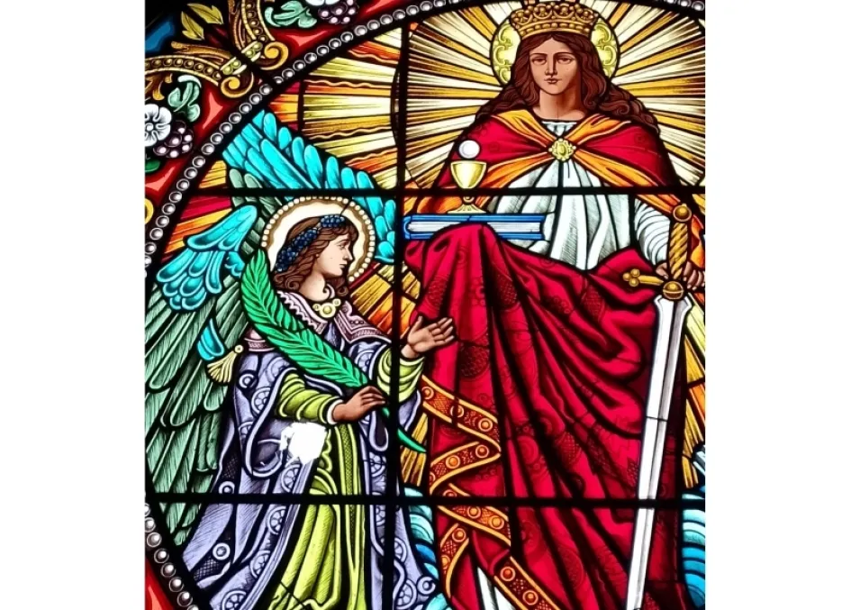 Este es el vitral dañado. En la imagen de la izquierda se ve el roto en el vidrio. Este es el vitral dañado. En la imagen de la izquierda se ve el roto en el vidrio.