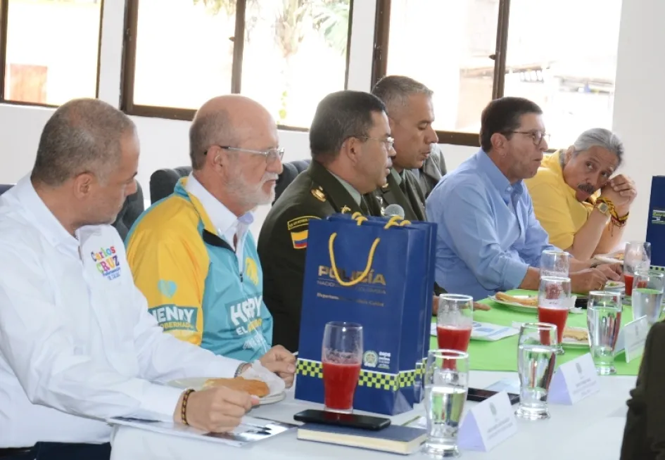 Reunión de los candidatos a la Gobernación de Caldas con los comandantes de ls Policía Caldas. Reunión de los candidatos a la Gobernación de Caldas con los comandantes de ls Policía Caldas.