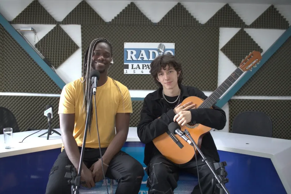 Jeff Leonard durante la grabación acompañado de su guitarrista, el artista pereirano Samu. Jeff Leonard y Samu