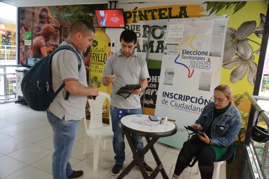 David Isidro López entregó su cédula a Rolando Mora Márquez y a Érika Rendón para inscribir su documento de identidad y poder votar en las próximas elecciones territoriales. Inscripción de cédulas
