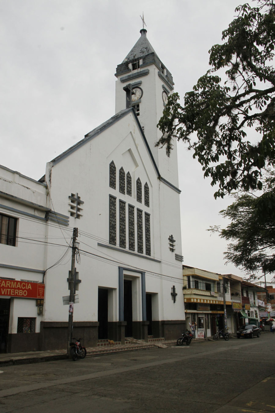 El templo de la Inmaculada Concepción de María es la construcción más representativa del parque principal de Viterbo.